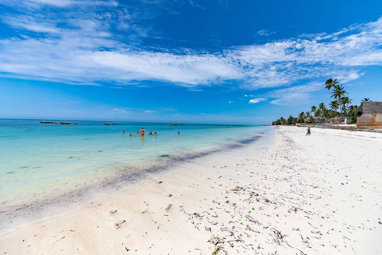 Bílá písečná pláž a tyrkysové moře na Zanzibaru